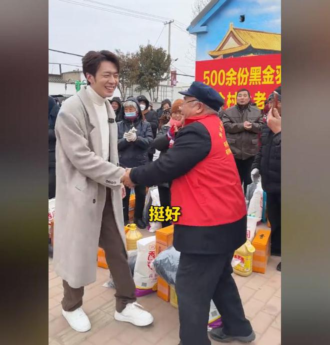人捐赠卫生室村民却让他把钱留着自己花开元棋牌网站董先生回老家给465位老(图10)