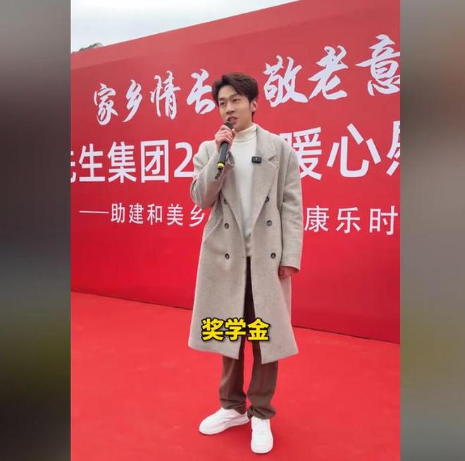 人捐赠卫生室村民却让他把钱留着自己花开元棋牌网站董先生回老家给465位老(图2)