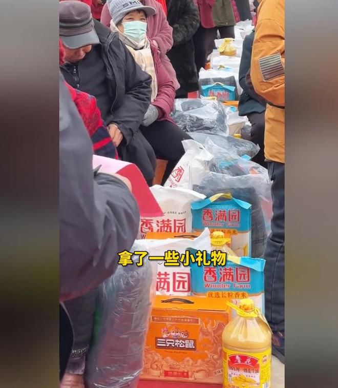 人捐赠卫生室村民却让他把钱留着自己花开元棋牌网站董先生回老家给465位老(图4)