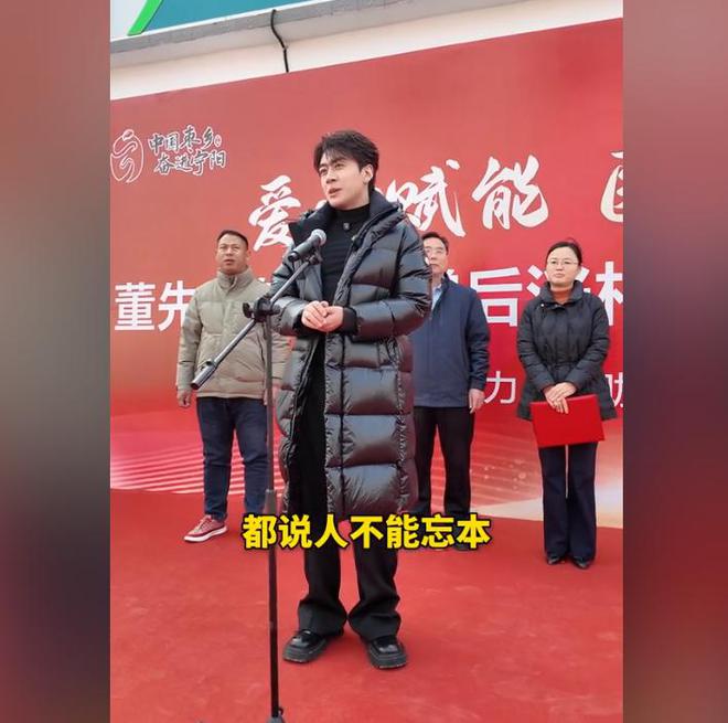 人捐赠卫生室村民却让他把钱留着自己花开元棋牌网站董先生回老家给465位老(图3)