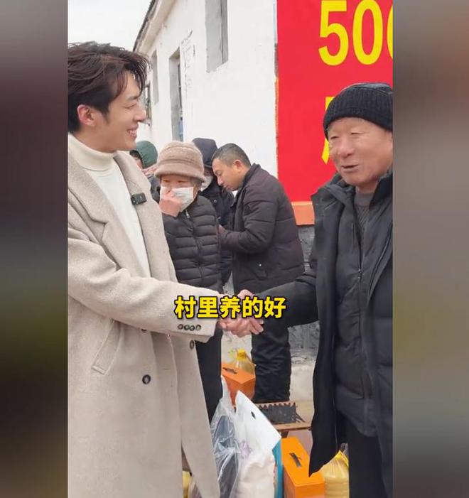 人捐赠卫生室村民却让他把钱留着自己花开元棋牌网站董先生回老家给465位老(图6)