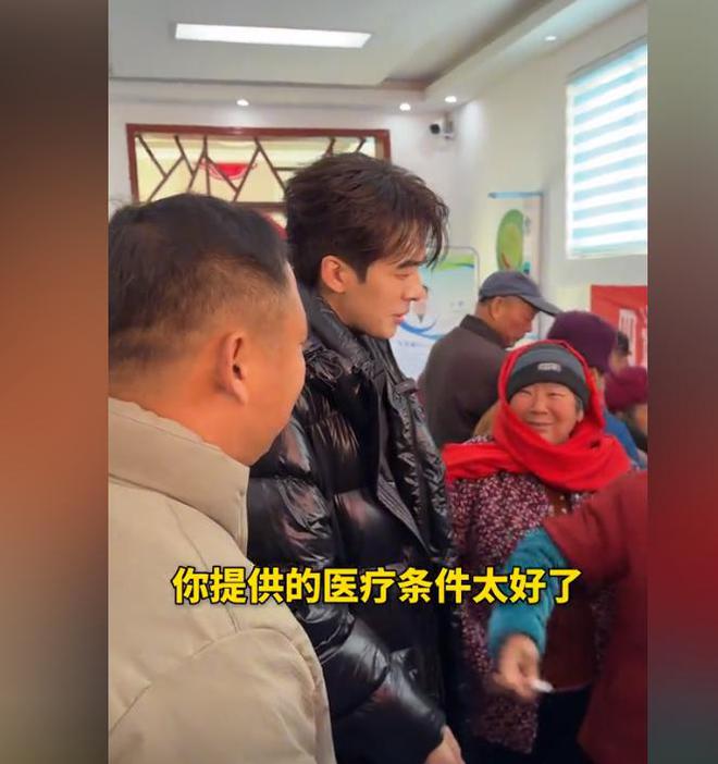 人捐赠卫生室村民却让他把钱留着自己花开元棋牌网站董先生回老家给465位老(图11)
