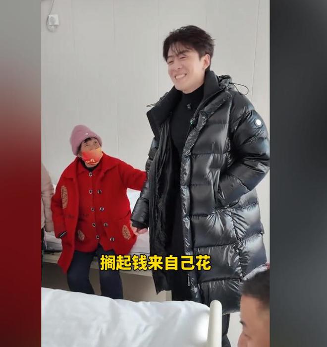 人捐赠卫生室村民却让他把钱留着自己花开元棋牌网站董先生回老家给465位老(图12)