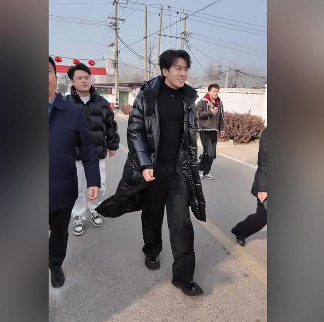 人捐赠卫生室村民却让他把钱留着自己花开元棋牌网站董先生回老家给465位老(图13)