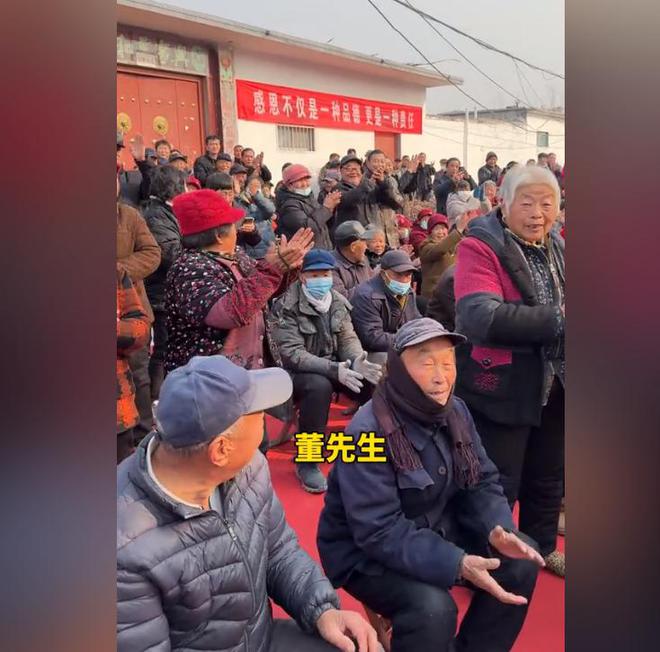人捐赠卫生室村民却让他把钱留着自己花开元棋牌网站董先生回老家给465位老(图14)