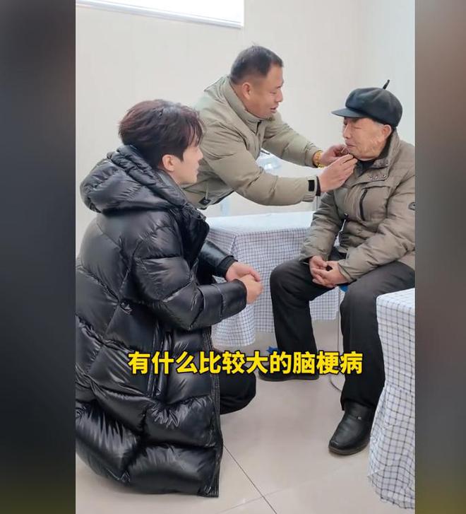 人捐赠卫生室村民却让他把钱留着自己花开元棋牌网站董先生回老家给465位老(图17)